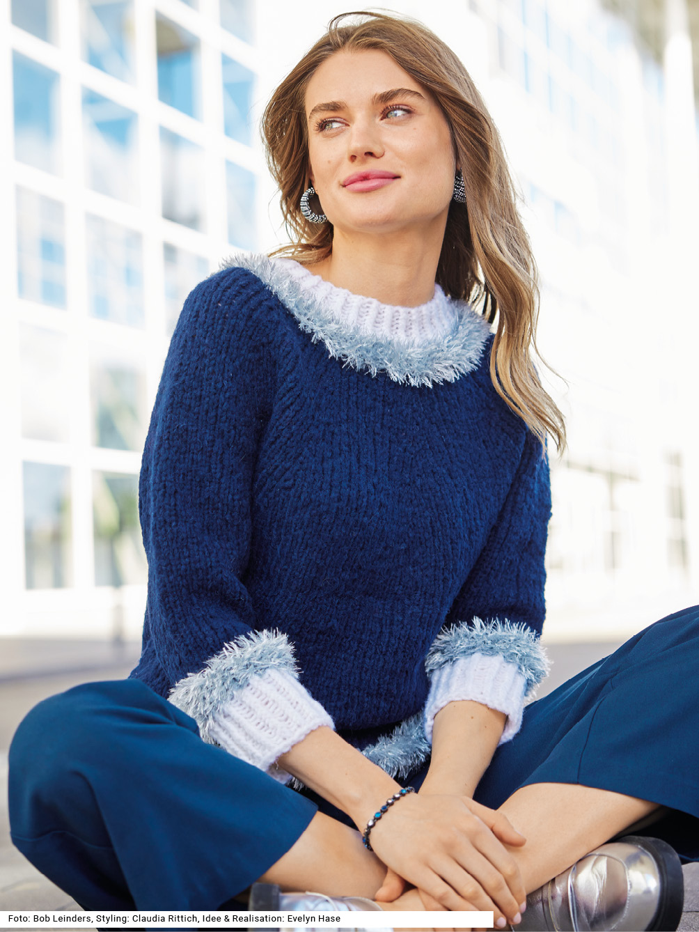 Raglan von oben: Pulli in Dunkelblau mit Weiß und Silber