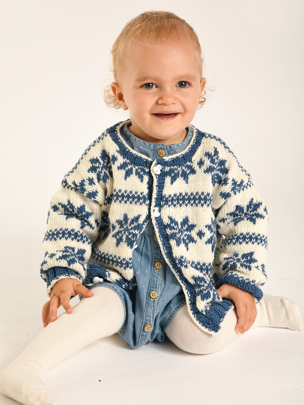 Strick-Set aus Babyjacke und -hose im Jacquardmuster in Natur und Jeans